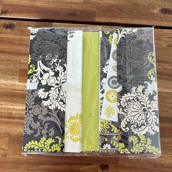 Vera Bradley Note Card folio. Floral. New in package. Sealed - Picture 4 of 12